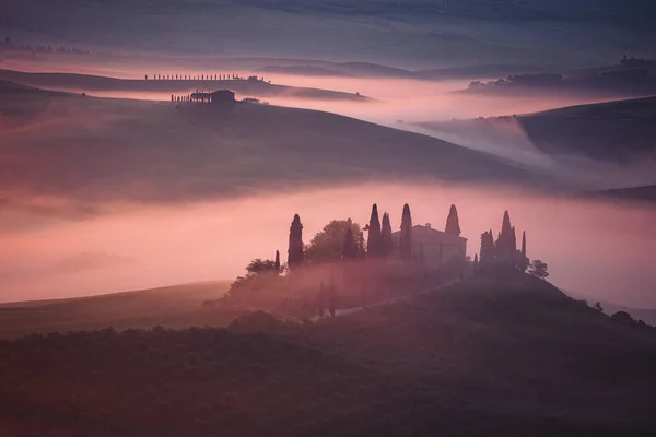 Uma Casa Fazenda Sobre Colinas Toscana Primeiras Luzes Dia Imagens De Bancos De Imagens
