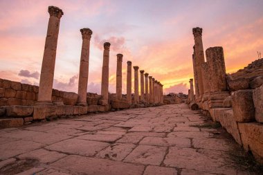 Ürdün 'deki Jerash, MÖ 2. yüzyılda kurulmuş, ancak Roma yönetimi altında kurulmuştur. Dünyanın en iyi korunmuş Roma şehridir.