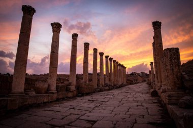Ürdün 'deki Jerash, MÖ 2. yüzyılda kurulmuş, ancak Roma yönetimi altında kurulmuştur. Dünyanın en iyi korunmuş Roma şehridir.