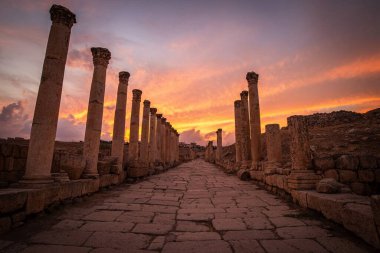 Ürdün 'deki Jerash, MÖ 2. yüzyılda kurulmuş, ancak Roma yönetimi altında kurulmuştur. Dünyanın en iyi korunmuş Roma şehridir.