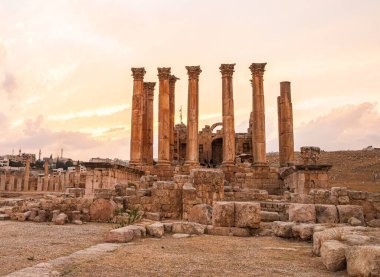 Ürdün 'deki Jerash, MÖ 2. yüzyılda kurulmuş, ancak Roma yönetimi altında kurulmuştur. Dünyanın en iyi korunmuş Roma şehridir.