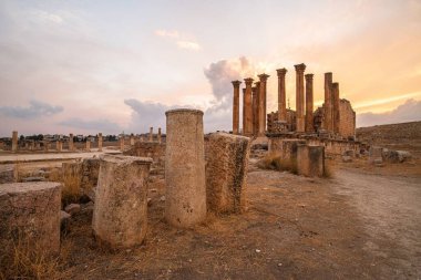 Ürdün 'deki Jerash, MÖ 2. yüzyılda kurulmuş, ancak Roma yönetimi altında kurulmuştur. Dünyanın en iyi korunmuş Roma şehridir.