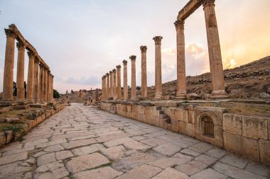 Ürdün 'deki Jerash, MÖ 2. yüzyılda kurulmuş, ancak Roma yönetimi altında kurulmuştur. Dünyanın en iyi korunmuş Roma şehridir.