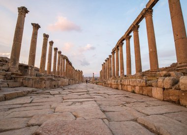 Ürdün 'deki Jerash, MÖ 2. yüzyılda kurulmuş, ancak Roma yönetimi altında kurulmuştur. Dünyanın en iyi korunmuş Roma şehridir.