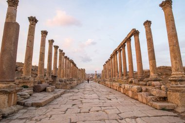Ürdün 'deki Jerash, MÖ 2. yüzyılda kurulmuş, ancak Roma yönetimi altında kurulmuştur. Dünyanın en iyi korunmuş Roma şehridir.