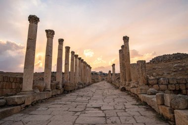 Ürdün 'deki Jerash, MÖ 2. yüzyılda kurulmuş, ancak Roma yönetimi altında kurulmuştur. Dünyanın en iyi korunmuş Roma şehridir.