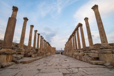 Ürdün 'deki Jerash, MÖ 2. yüzyılda kurulmuş, ancak Roma yönetimi altında kurulmuştur. Dünyanın en iyi korunmuş Roma şehridir.