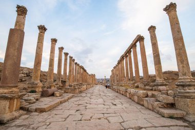 Ürdün 'deki Jerash, MÖ 2. yüzyılda kurulmuş, ancak Roma yönetimi altında kurulmuştur. Dünyanın en iyi korunmuş Roma şehridir.