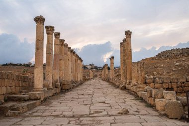 Ürdün 'deki Jerash, MÖ 2. yüzyılda kurulmuş, ancak Roma yönetimi altında kurulmuştur. Dünyanın en iyi korunmuş Roma şehridir.