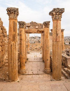 Ürdün 'deki Jerash, MÖ 2. yüzyılda kurulmuş, ancak Roma yönetimi altında kurulmuştur. Dünyanın en iyi korunmuş Roma şehridir.