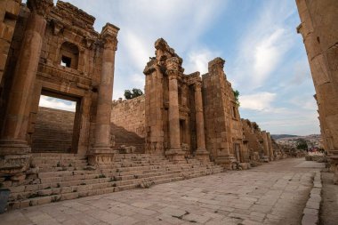 Ürdün 'deki Jerash, MÖ 2. yüzyılda kurulmuş, ancak Roma yönetimi altında kurulmuştur. Dünyanın en iyi korunmuş Roma şehridir.