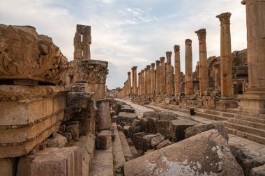 Ürdün 'deki Jerash, MÖ 2. yüzyılda kurulmuş, ancak Roma yönetimi altında kurulmuştur. Dünyanın en iyi korunmuş Roma şehridir.