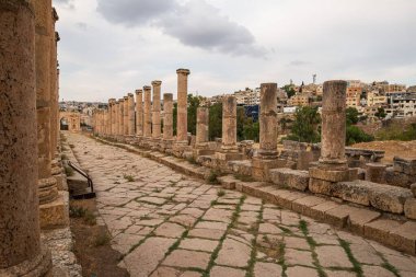 Ürdün 'deki Jerash, MÖ 2. yüzyılda kurulmuş, ancak Roma yönetimi altında kurulmuştur. Dünyanın en iyi korunmuş Roma şehridir.