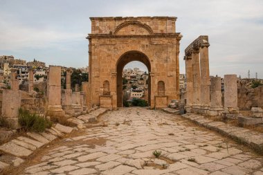 Ürdün 'deki Jerash, MÖ 2. yüzyılda kurulmuş, ancak Roma yönetimi altında kurulmuştur. Dünyanın en iyi korunmuş Roma şehridir.