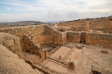 Ürdün 'deki Jerash, MÖ 2. yüzyılda kurulmuş, ancak Roma yönetimi altında kurulmuştur. Dünyanın en iyi korunmuş Roma şehridir.