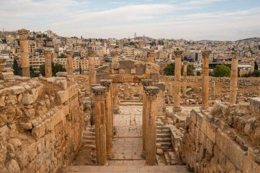 Ürdün 'deki Jerash, MÖ 2. yüzyılda kurulmuş, ancak Roma yönetimi altında kurulmuştur. Dünyanın en iyi korunmuş Roma şehridir.