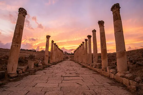 Ürdün 'deki Jerash, MÖ 2. yüzyılda kurulmuş, ancak Roma yönetimi altında kurulmuştur. Dünyanın en iyi korunmuş Roma şehridir.