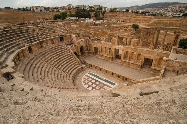 Ürdün 'deki Jerash, MÖ 2. yüzyılda kurulmuş, ancak Roma yönetimi altında kurulmuştur. Dünyanın en iyi korunmuş Roma şehridir.