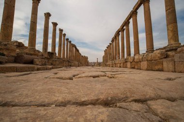 Ürdün 'deki Jerash, MÖ 2. yüzyılda kurulmuş, ancak Roma yönetimi altında kurulmuştur. Dünyanın en iyi korunmuş Roma şehridir.