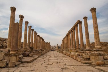 Ürdün 'deki Jerash, MÖ 2. yüzyılda kurulmuş, ancak Roma yönetimi altında kurulmuştur. Dünyanın en iyi korunmuş Roma şehridir.