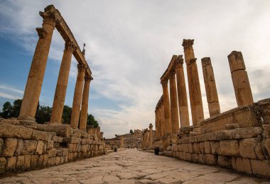 Ürdün 'deki Jerash, MÖ 2. yüzyılda kurulmuş, ancak Roma yönetimi altında kurulmuştur. Dünyanın en iyi korunmuş Roma şehridir.