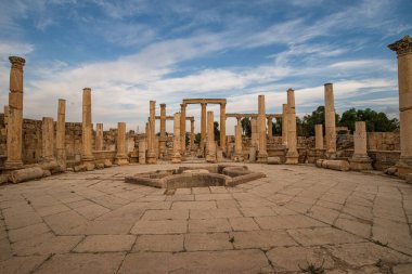 Ürdün 'deki Jerash, MÖ 2. yüzyılda kurulmuş, ancak Roma yönetimi altında kurulmuştur. Dünyanın en iyi korunmuş Roma şehridir.