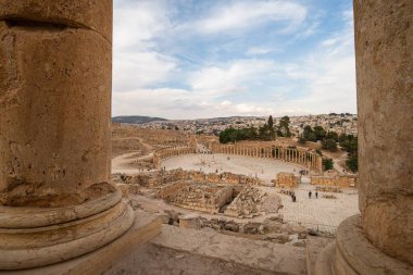 Ürdün 'deki Jerash, MÖ 2. yüzyılda kurulmuş, ancak Roma yönetimi altında kurulmuştur. Dünyanın en iyi korunmuş Roma şehridir.