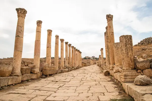 Ürdün 'deki Jerash, MÖ 2. yüzyılda kurulmuş, ancak Roma yönetimi altında kurulmuştur. Dünyanın en iyi korunmuş Roma şehridir.