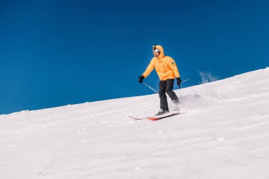 Karpaty, Ukrayna, 8 Şubat 2023. Kayakçılar ve snowboardcular, Dragobrat tatil beldesi yakınlarındaki dağların yamaçlarında açık güneşli havada serbest dolaşırlar. Yüksek kalite fotoğraf