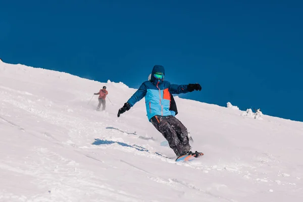 Karpaty Ukraine February 2023 Skiers Snowboarders Freeride Clear Sunny Weather — Stok fotoğraf