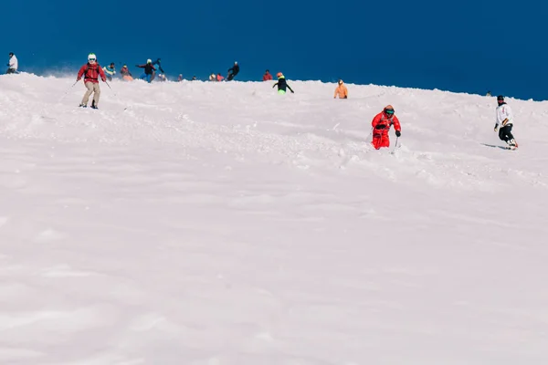 Karpaty Ukraine February 2023 스키를 사람들 스노보드를 사람들은 드라고 휴양지 — 스톡 사진