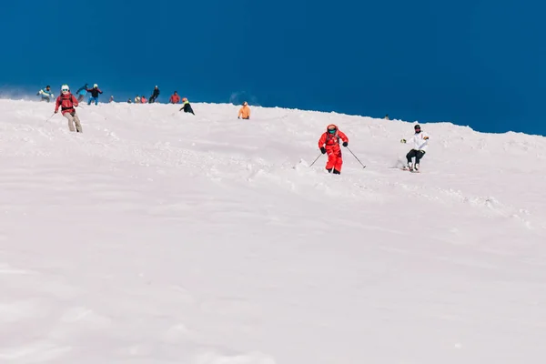 Karpaty Ucrânia Fevereiro 2023 Esquiadores Snowboarders Freeride Tempo Claro Ensolarado — Fotografia de Stock