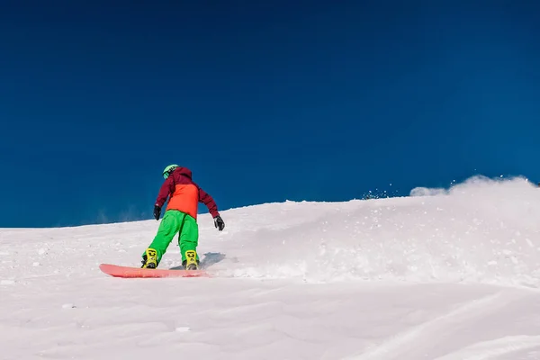 Карпаты Украина Февраля 2023 Года Лыжники Сноубордисты Фрирайд Ясную Солнечную — стоковое фото