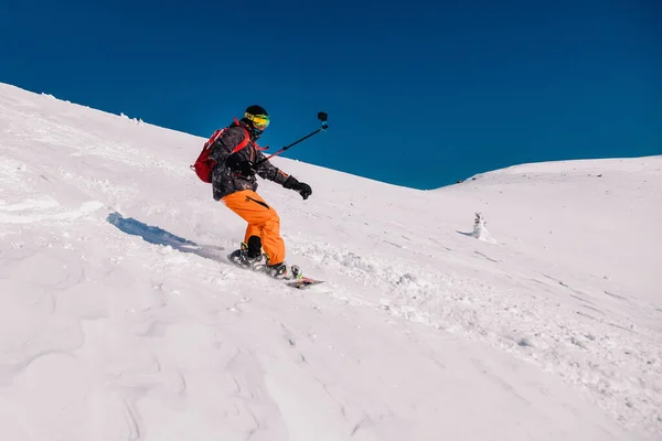 2023年2月8日 乌克兰卡尔帕蒂 滑雪者和滑雪者在靠近德拉戈巴特度假胜地的山坡上阳光明媚的天气里自由自在地滑行 高质量的照片 — 图库照片