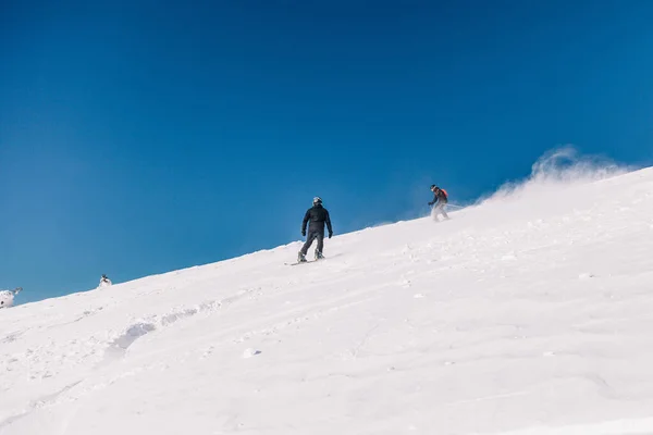 Karpaty Ukraine Februar 2023 Skifahrer Und Snowboarder Freeriden Bei Klarem — Stockfoto