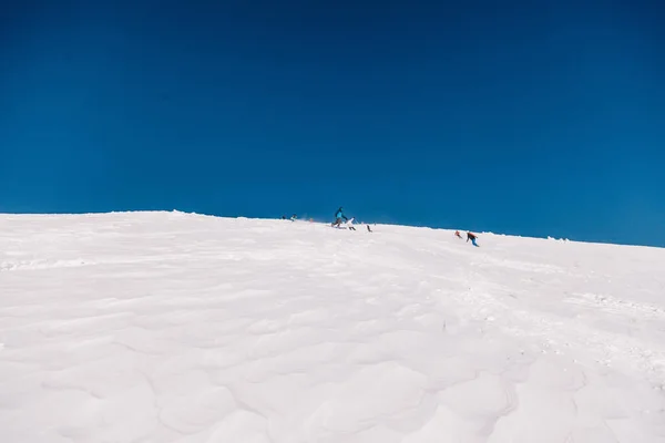 Karpaty Ukrayna Şubat 2023 Kayakçılar Snowboardcular Dragobrat Tatil Beldesi Yakınlarındaki — Stok fotoğraf