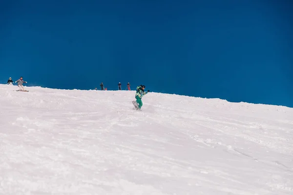 Karpaty Ucrânia Fevereiro 2023 Esquiadores Snowboarders Freeride Tempo Claro Ensolarado — Fotografia de Stock