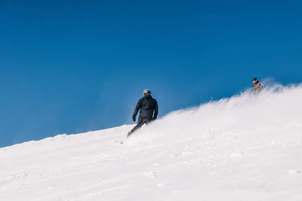 Karpaty Ucrânia Fevereiro 2023 Esquiadores Snowboarders Freeride Tempo Claro Ensolarado — Fotografia de Stock