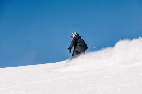2023年2月8日 乌克兰卡尔帕蒂 滑雪者和滑雪者在靠近德拉戈巴特度假胜地的山坡上阳光明媚的天气里自由自在地滑行 高质量的照片 — 图库照片
