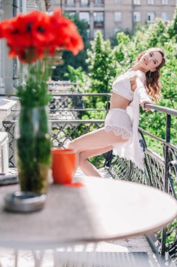 Genç, narin, güzel gelin sabah düğün balkonda güzel beyaz dantelli iç çamaşırlarıyla dikilmeden önce. Yüksek kalite fotoğraf