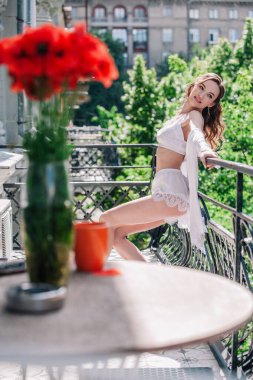 Genç, narin, güzel gelin sabah düğün balkonda güzel beyaz dantelli iç çamaşırlarıyla dikilmeden önce. Yüksek kalite fotoğraf