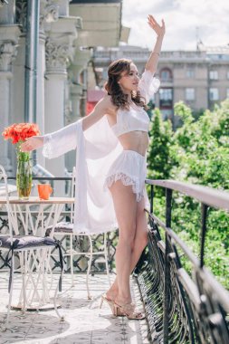 Genç, narin, güzel gelin sabah düğün balkonda güzel beyaz dantelli iç çamaşırlarıyla dikilmeden önce. Yüksek kalite fotoğraf