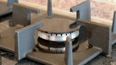 Mutfaktaki ocağın üzerindeki gaz ocağının alevi bir mutfak çakmağı tarafından tutuşturulur.