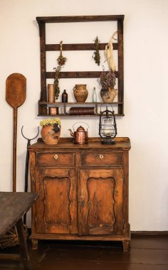 Antik Ukrayna ev içi, ahşap dolap, raflar, toprak kapları, bakır çaydanlık, gaz lambası.