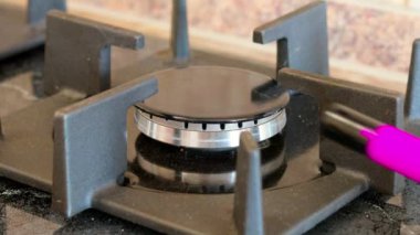 Mutfaktaki ocağın üzerindeki gaz ocağının alevi bir mutfak çakmağı tarafından tutuşturulur.