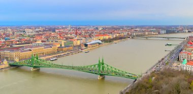 Bahar Budapeşte, Ufuk Çizgisi Şehir Panoraması, Alacakaranlık, Tuna Nehri üzerindeki köprüler
