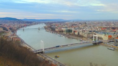 Bahar Budapeşte, Ufuk Çizgisi Şehir Panoraması, Alacakaranlık, Tuna Nehri üzerindeki köprüler