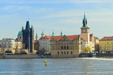 Prag 'daki Vltava Nehri' nin setinin manzarası, güzel tarihi binalar, Charles Köprüsü