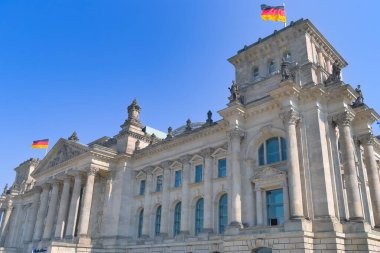 Reichstag, ana giriş, ön cephe. Bundestag 'ı barındıran bina. Almanya 'nın tarihi ve kültürel mirası.