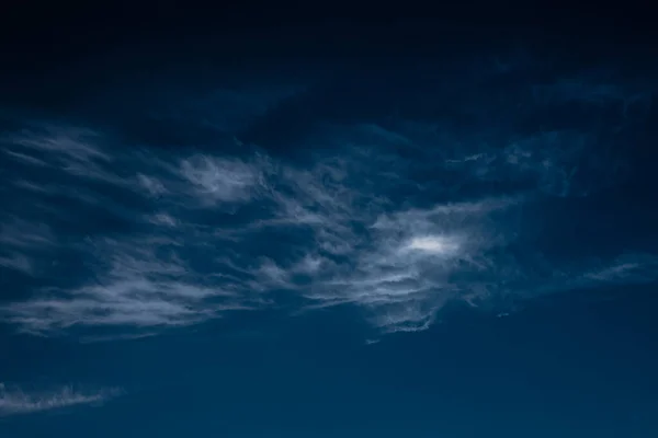Nubes Cielo Nocturno Verano Iluminadas Por Luz Luna —  Fotos de Stock